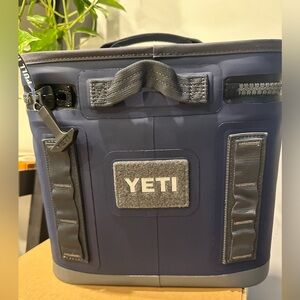 YETI Hopper Flip 8 in Midnight Blue